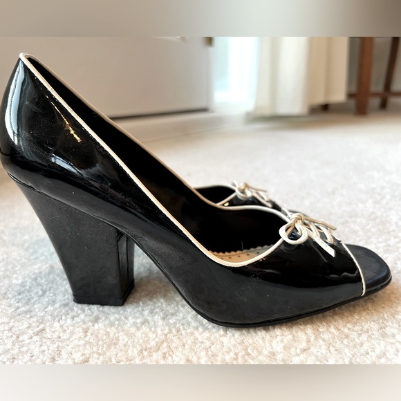 Black patent leather shoes with white trim and bow. - Picture 1 of 2